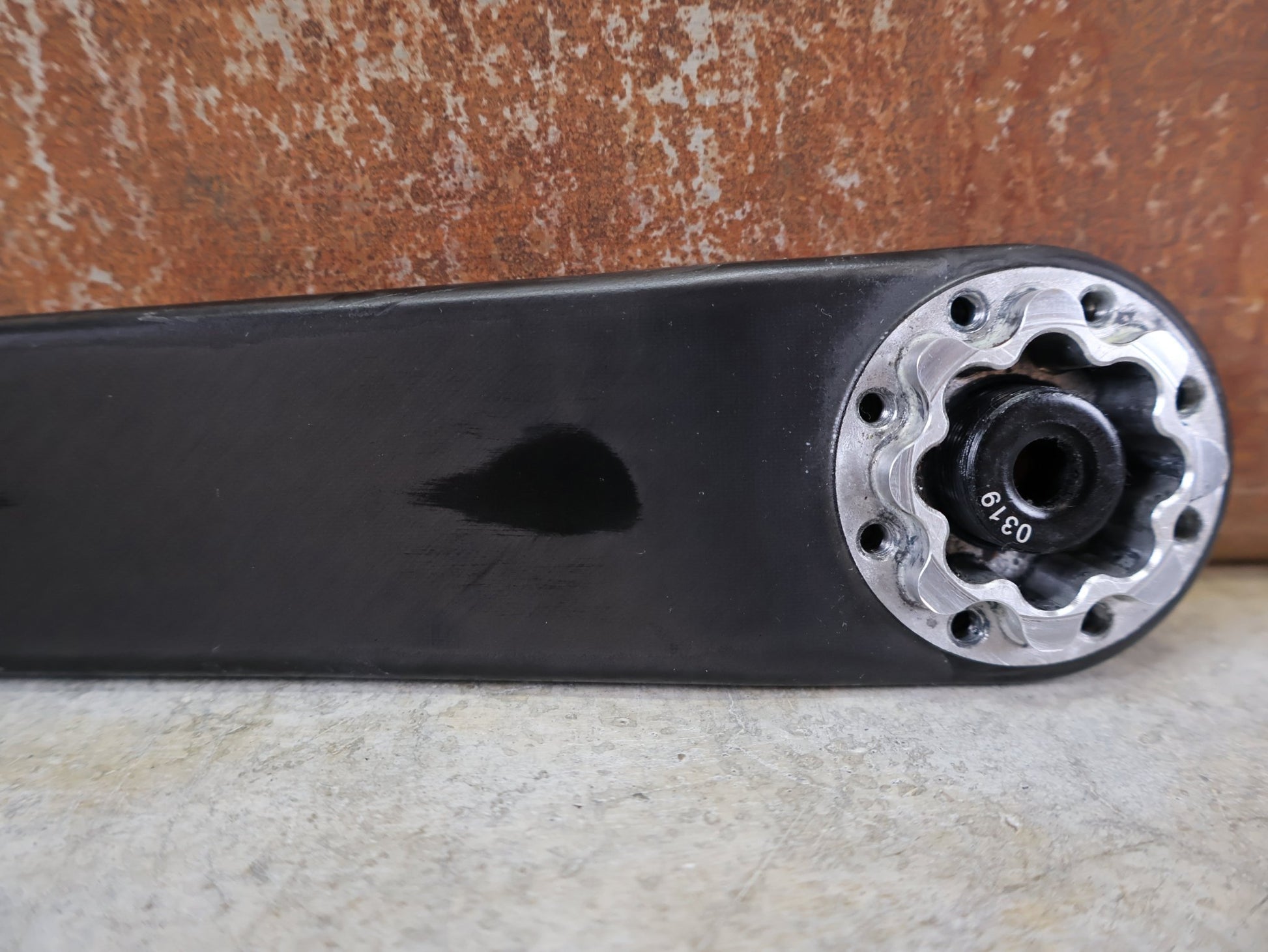 Kurbel von Sram, SRAM FORCE AXS D1 KURBELARME DUB 8 - BOLT 175MM vor USEDBIKES - OB.DE Hintergrund