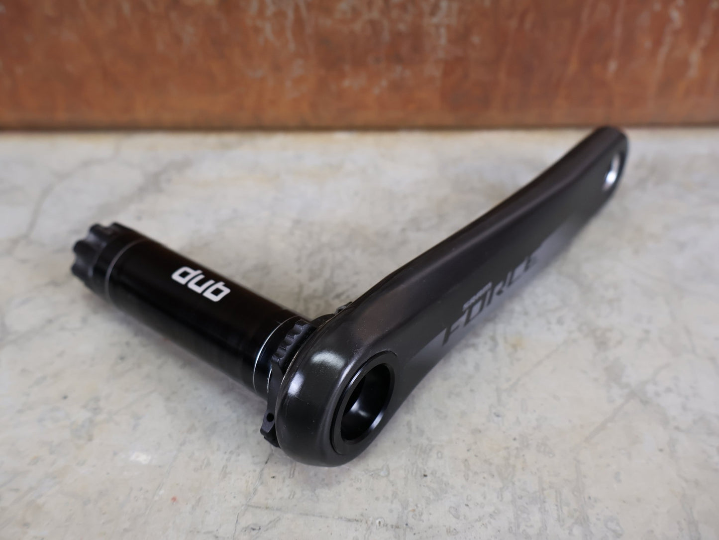 Kurbel von Sram, SRAM FORCE AXS D1 KURBELARME DUB 8 - BOLT 175MM vor USEDBIKES - OB.DE Hintergrund