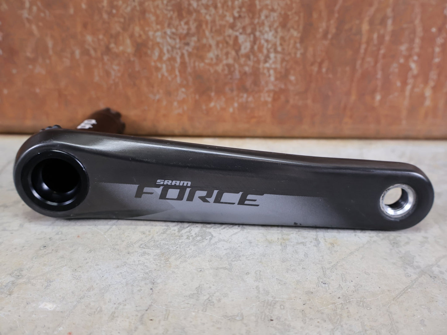 Kurbel von Sram, SRAM FORCE AXS D1 KURBELARME DUB 8 - BOLT 175MM vor USEDBIKES - OB.DE Hintergrund