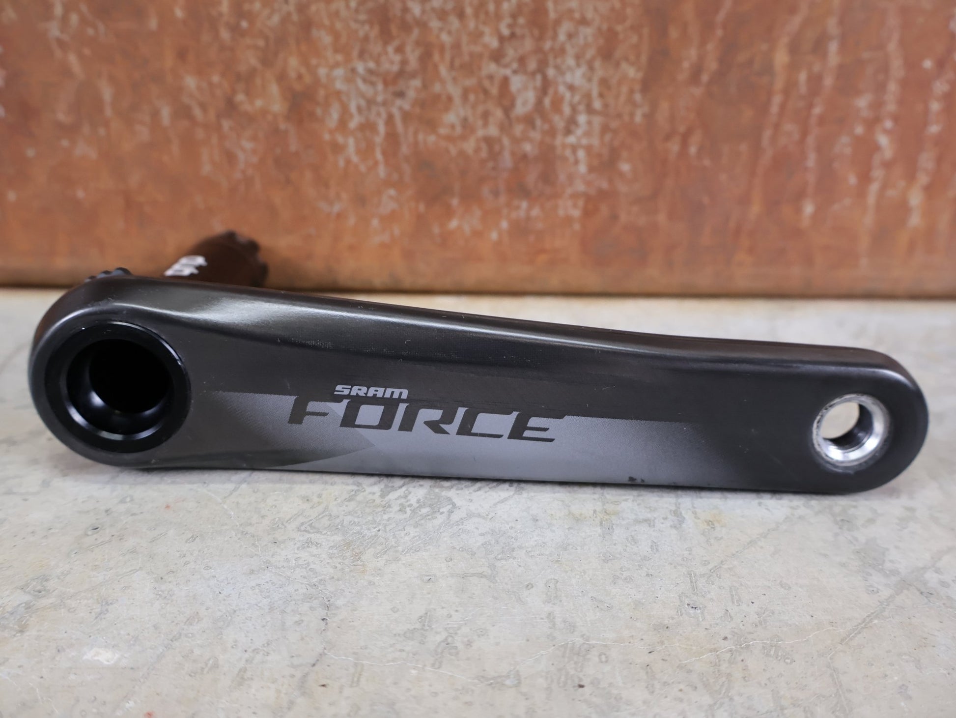 Kurbel von Sram, SRAM FORCE AXS D1 KURBELARME DUB 8 - BOLT 175MM vor USEDBIKES - OB.DE Hintergrund