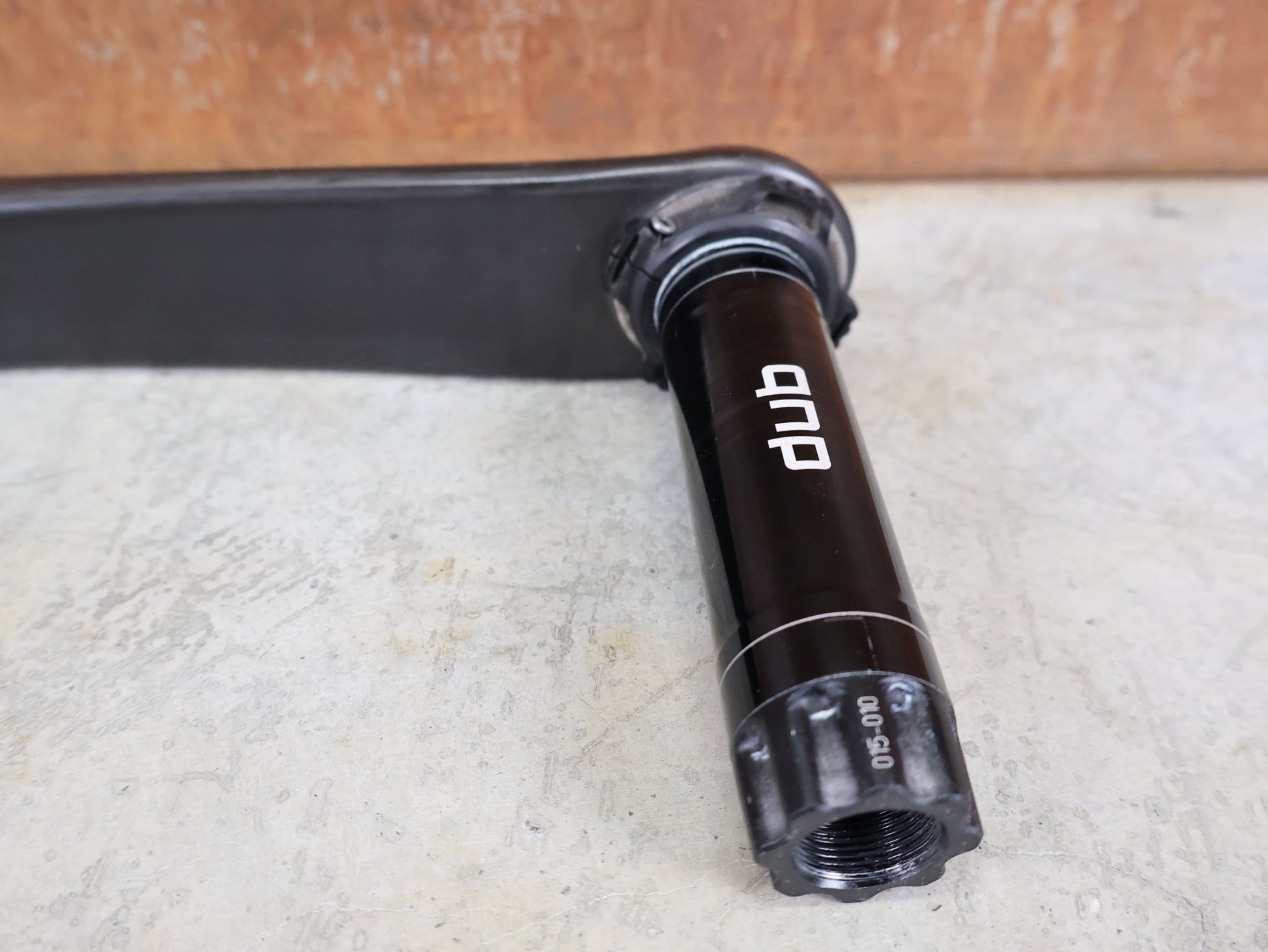 Kurbel von Sram, SRAM FORCE AXS D1 KURBELARME DUB 8 - BOLT 175MM vor USEDBIKES - OB.DE Hintergrund