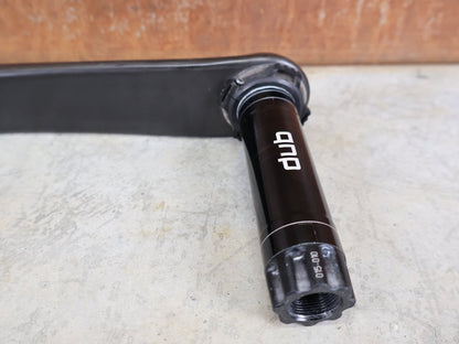 Kurbel von Sram, SRAM FORCE AXS D1 KURBELARME DUB 8 - BOLT 175MM vor USEDBIKES - OB.DE Hintergrund