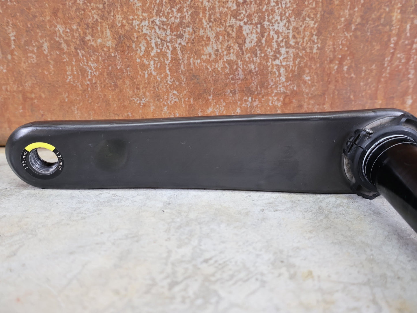 Kurbel von Sram, SRAM FORCE AXS D1 KURBELARME DUB 8 - BOLT 175MM vor USEDBIKES - OB.DE Hintergrund