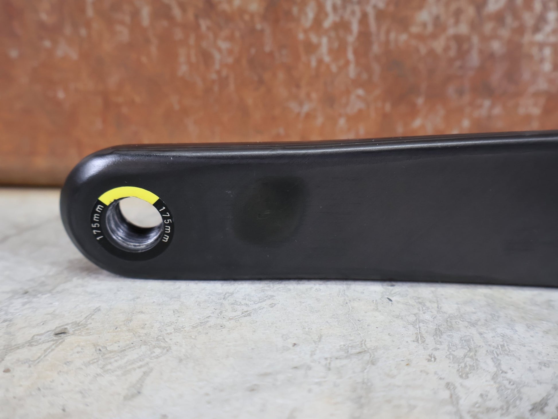 Kurbel von Sram, SRAM FORCE AXS D1 KURBELARME DUB 8 - BOLT 175MM vor USEDBIKES - OB.DE Hintergrund