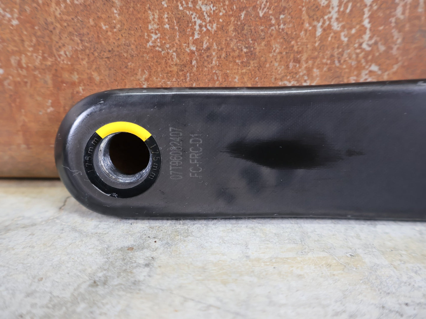 Kurbel von Sram, SRAM FORCE AXS D1 KURBELARME DUB 8 - BOLT 175MM vor USEDBIKES - OB.DE Hintergrund