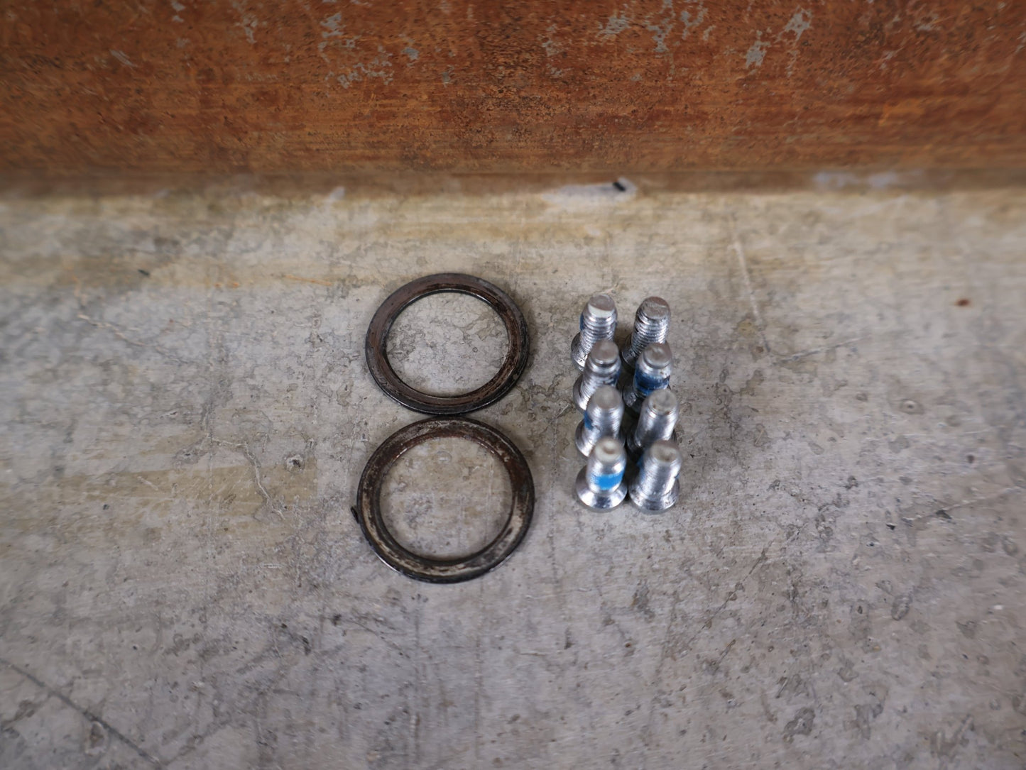 Kurbel von Sram, SRAM FORCE AXS D1 KURBELARME DUB 8 - BOLT 175MM vor USEDBIKES - OB.DE Hintergrund