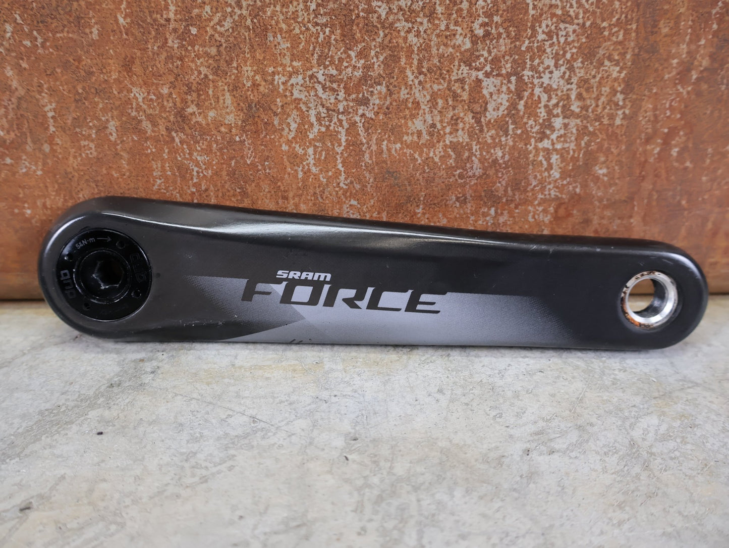 Kurbel von Sram, SRAM FORCE AXS D1 KURBELARME DUB 8 - BOLT 175MM vor USEDBIKES - OB.DE Hintergrund