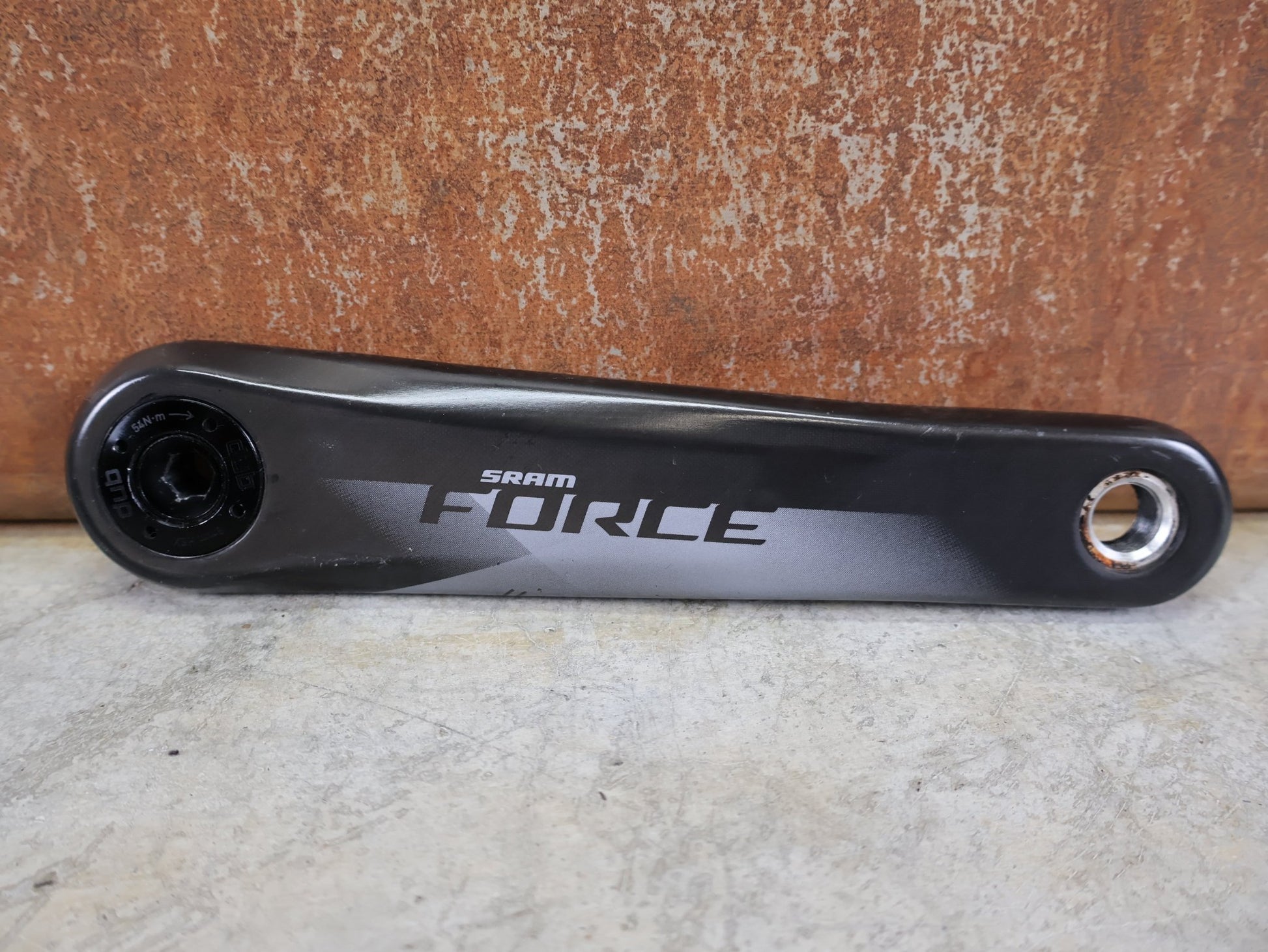 Kurbel von Sram, SRAM FORCE AXS D1 KURBELARME DUB 8 - BOLT 175MM vor USEDBIKES - OB.DE Hintergrund