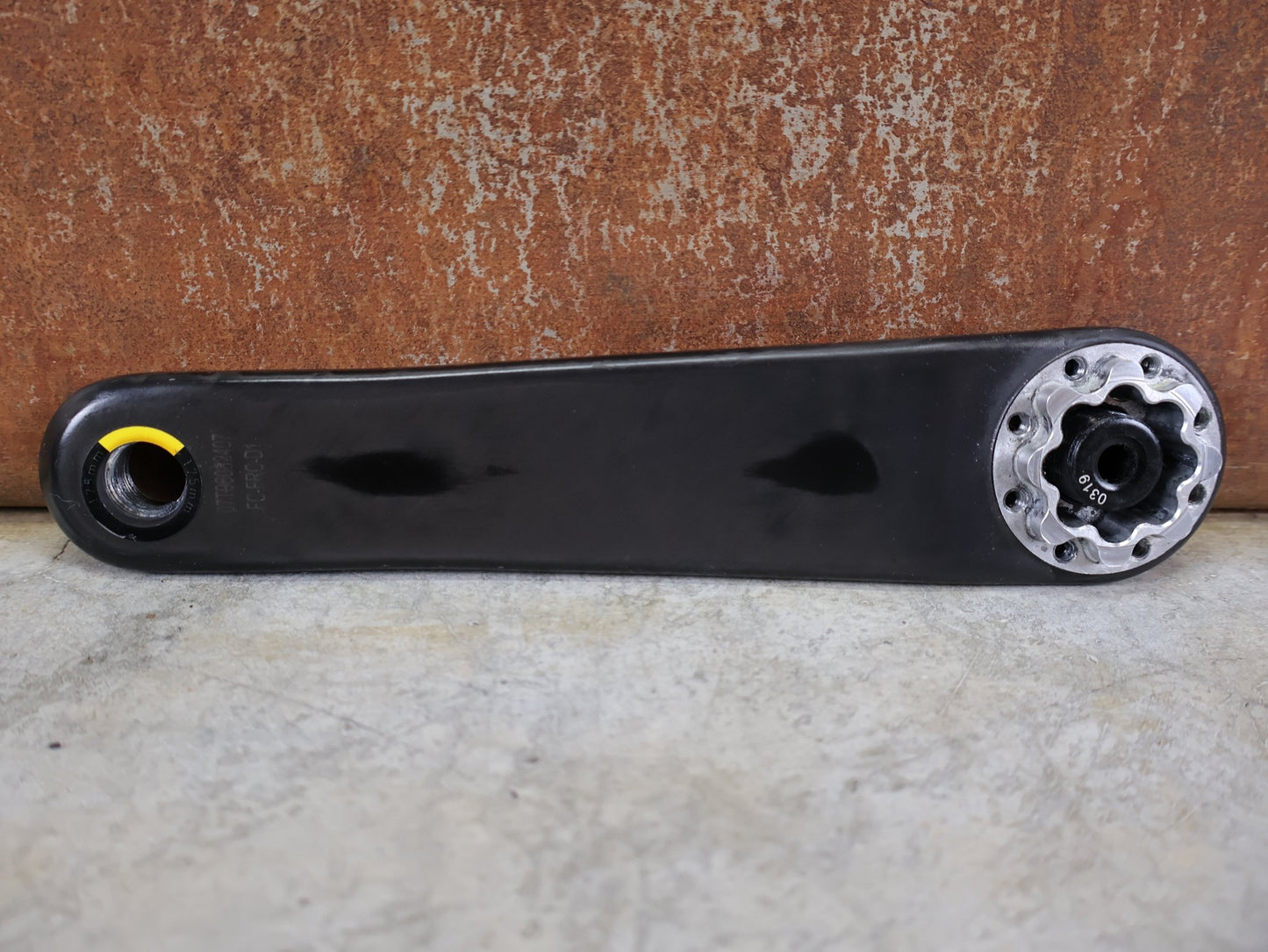 Kurbel von Sram, SRAM FORCE AXS D1 KURBELARME DUB 8 - BOLT 175MM vor USEDBIKES - OB.DE Hintergrund