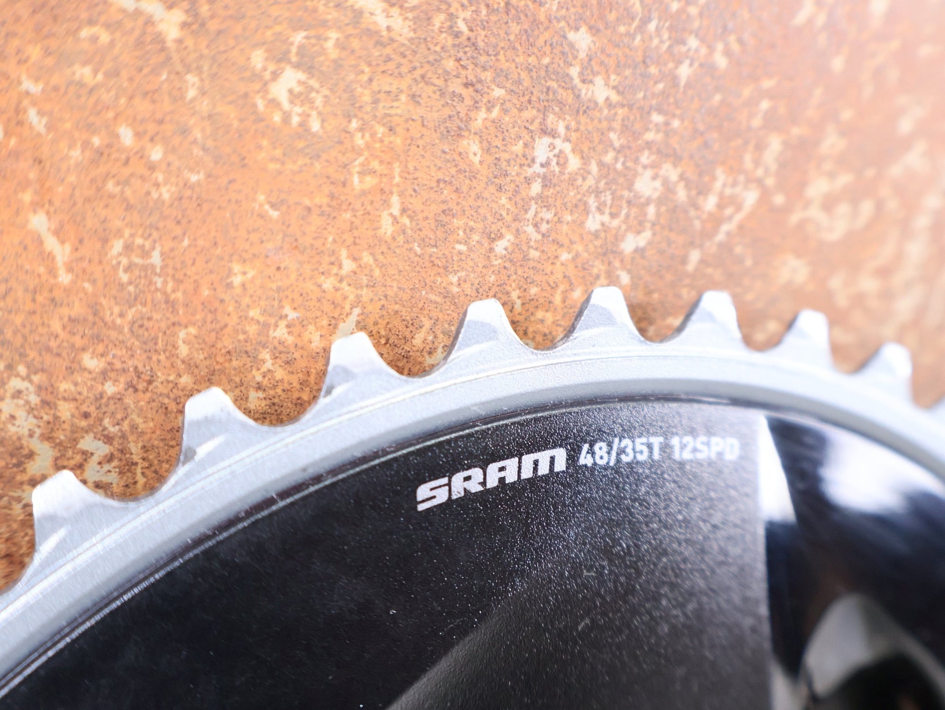 Kurbel von Sram, SRAM FORCE AXS D1 KURBELGARNITUR / DUB / 48 - 35 ZÄHNE / 172,5MM / 12 - FACH / 737G vor USEDBIKES - OB.DE Hintergrund