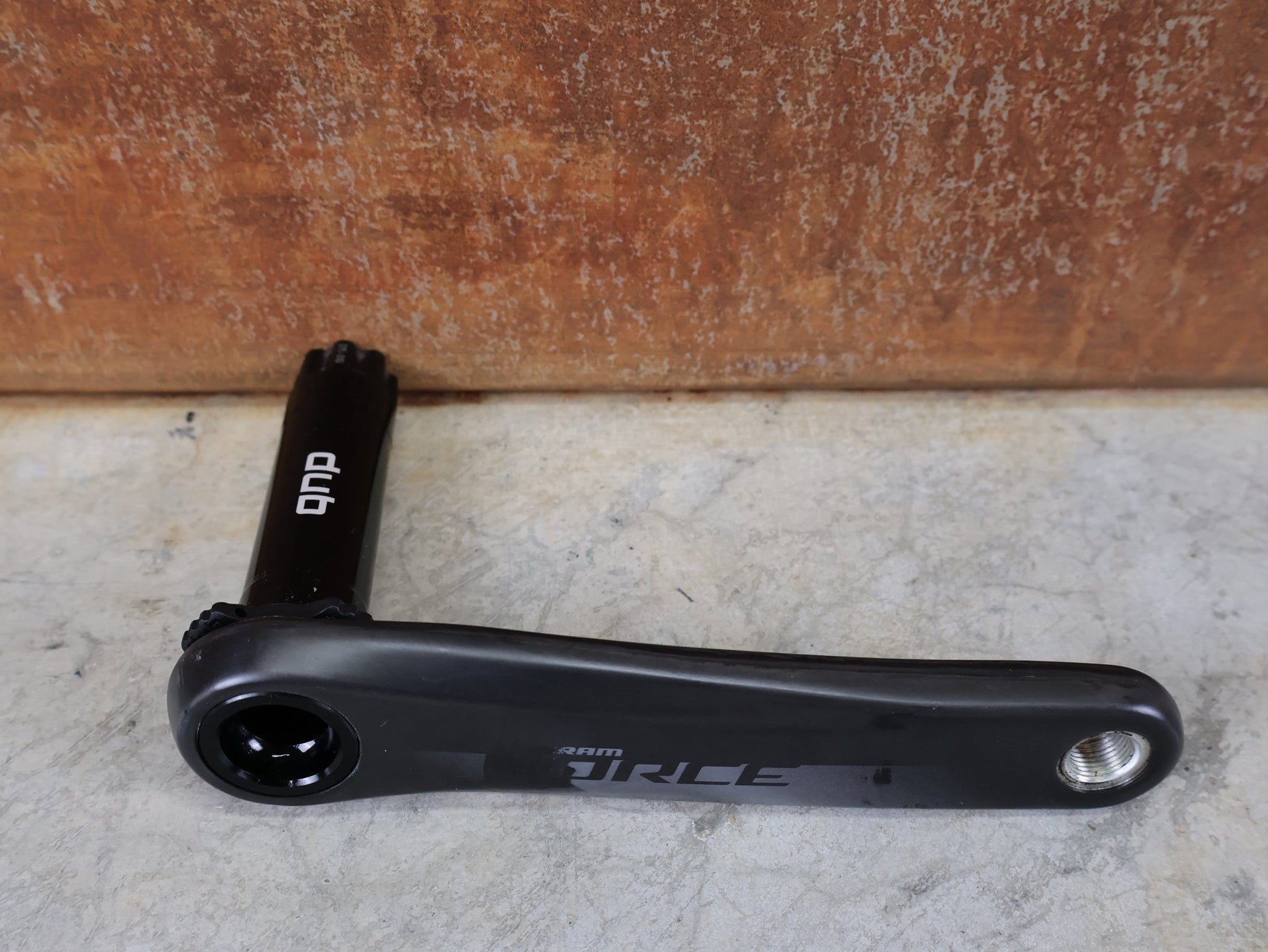 Kurbel von Sram, SRAM FORCE AXS D1 KURBELGARNITUR / DUB / 48 - 35 ZÄHNE / 172,5MM / 12 - FACH / 737G vor USEDBIKES - OB.DE Hintergrund