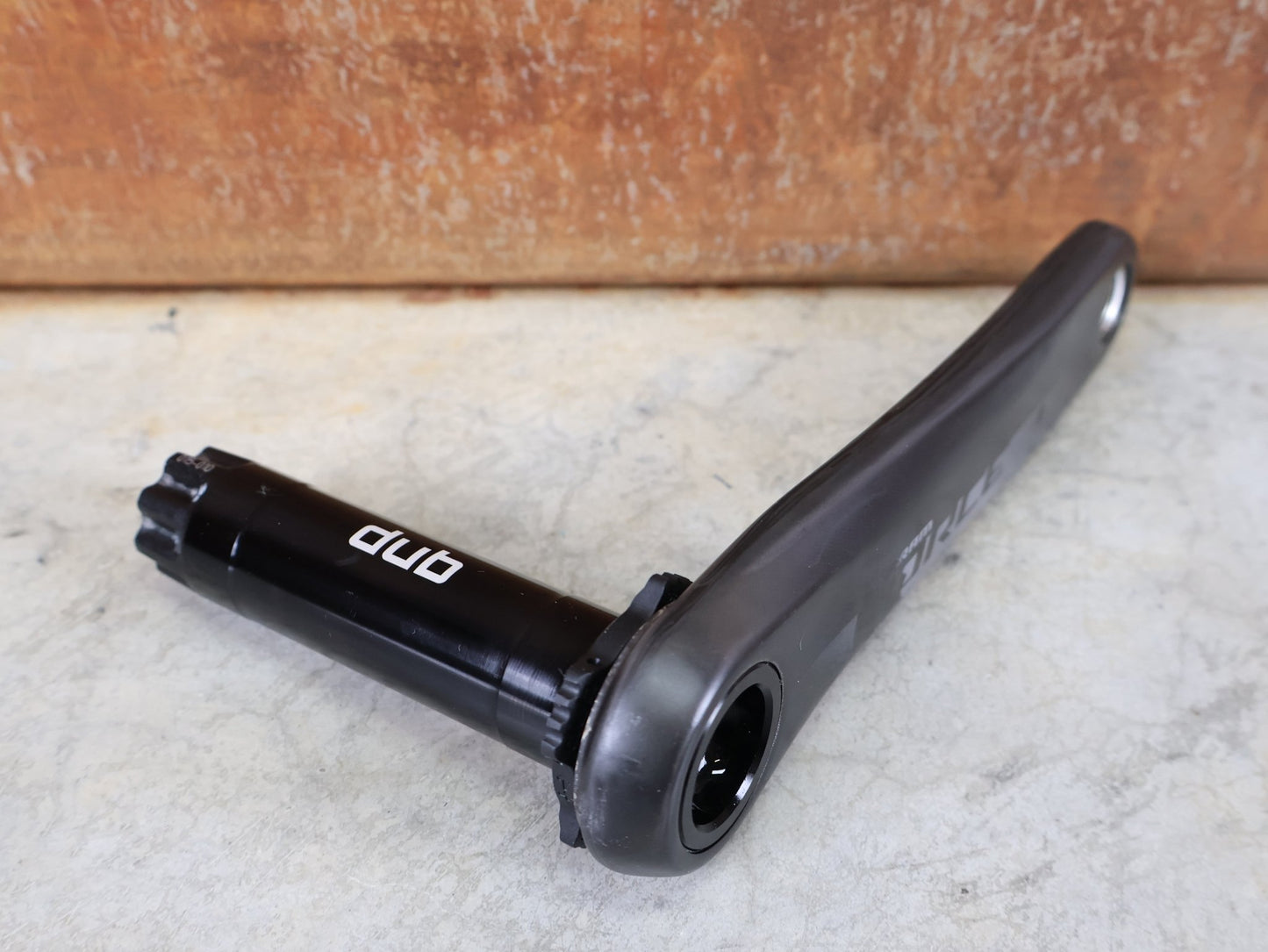 Kurbel von Sram, SRAM FORCE AXS D1 KURBELGARNITUR / DUB / 48 - 35 ZÄHNE / 172,5MM / 12 - FACH / 737G vor USEDBIKES - OB.DE Hintergrund