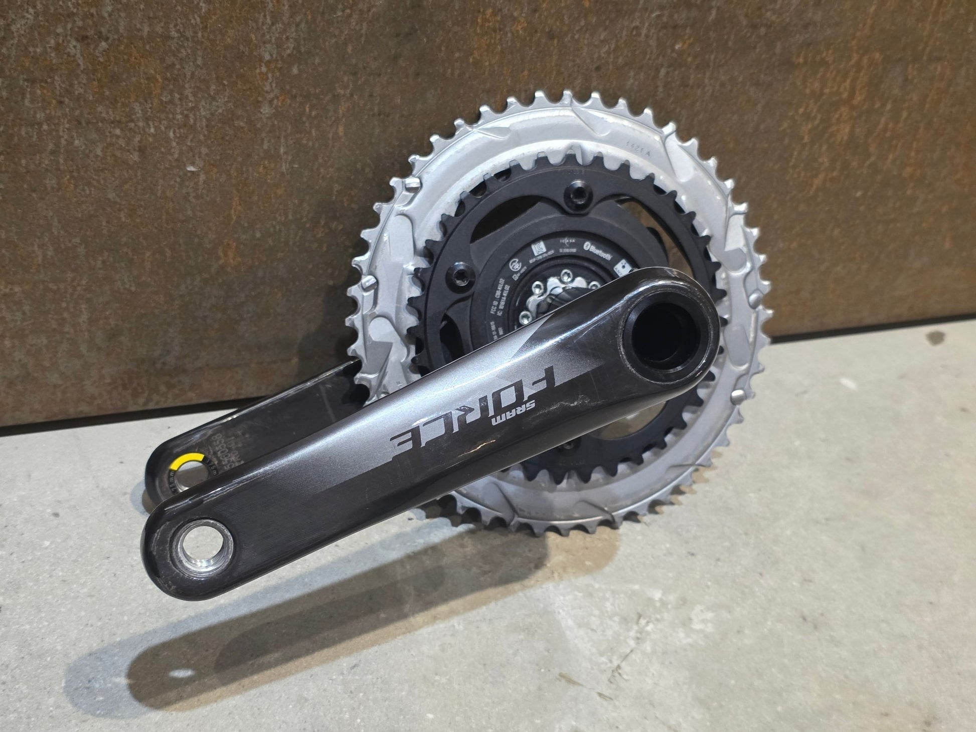 Kurbel von Sram, SRAM FORCE AXS D1 POWERMETER KURBEL DUB 48/35 ZÄHNE / 175MM vor USEDBIKES - OB.DE Hintergrund