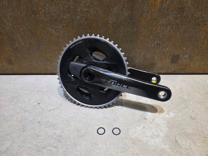 Kurbel von Sram, SRAM FORCE AXS D1 POWERMETER KURBEL DUB 48/35 ZÄHNE / 175MM vor USEDBIKES - OB.DE Hintergrund