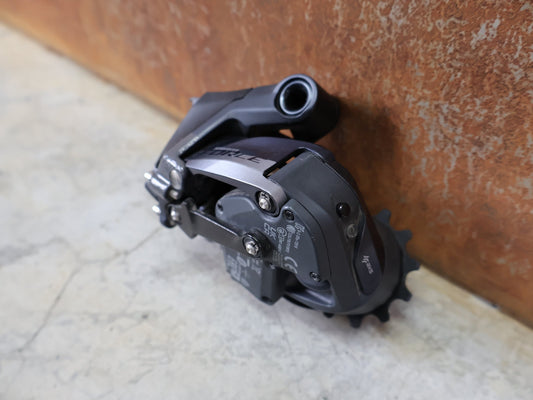 Schaltungsteile von Sram, SRAM FORCE AXS D1 SCHALTWERK 12 FACH MAX. 36 ZÄHNE vor USEDBIKES - OB.DE Hintergrund