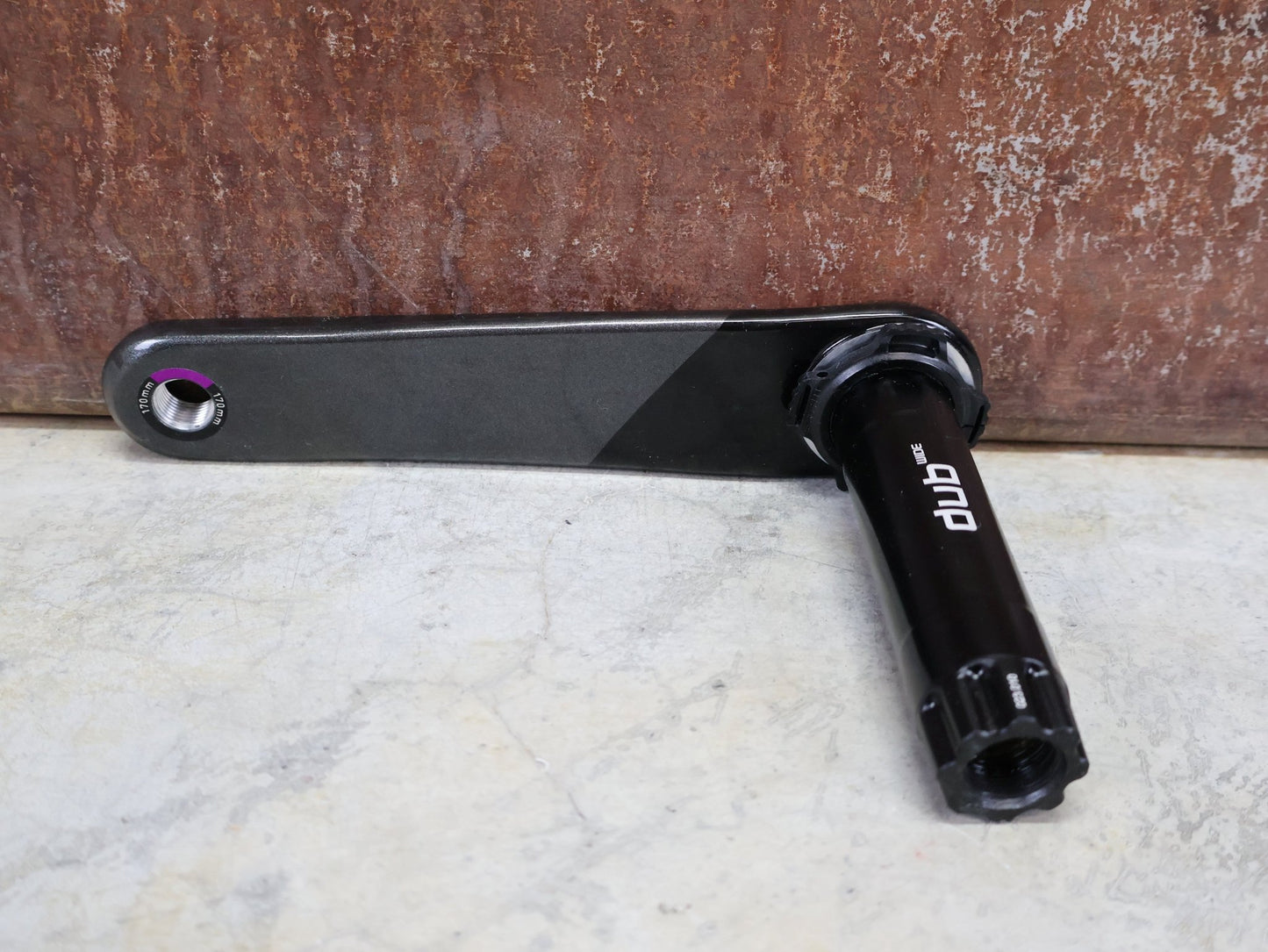 Kurbel von Sram, SRAM FORCE AXS D2 KURBELARME MY 24 DUB WIDE 8 - BOLT 170MM vor USEDBIKES - OB.DE Hintergrund