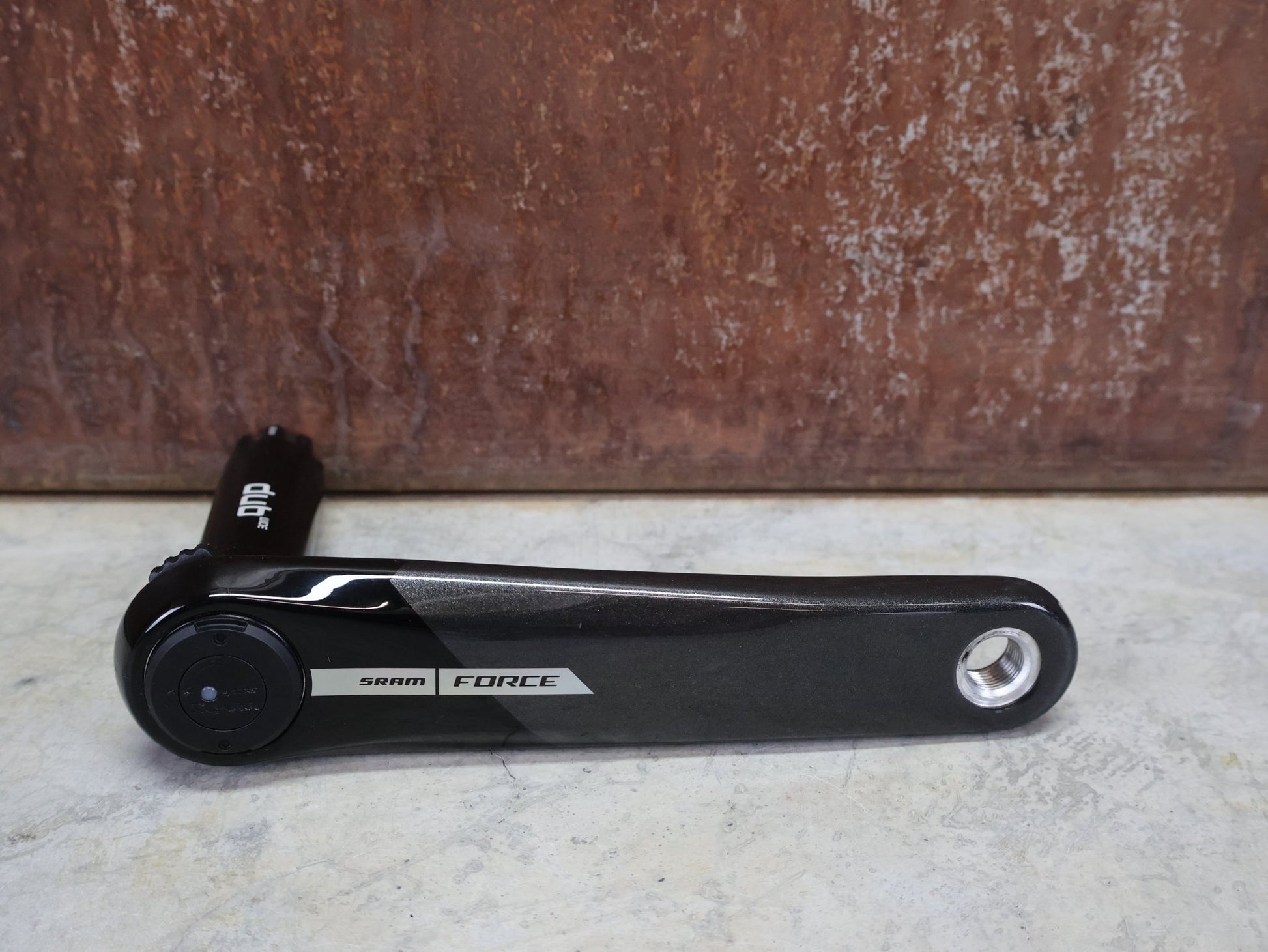 Kurbel von Sram, SRAM FORCE AXS D2 QUARQ POWERMETER MY 24 DUB WIDE 8 - BOLT 170MM vor USEDBIKES - OB.DE Hintergrund