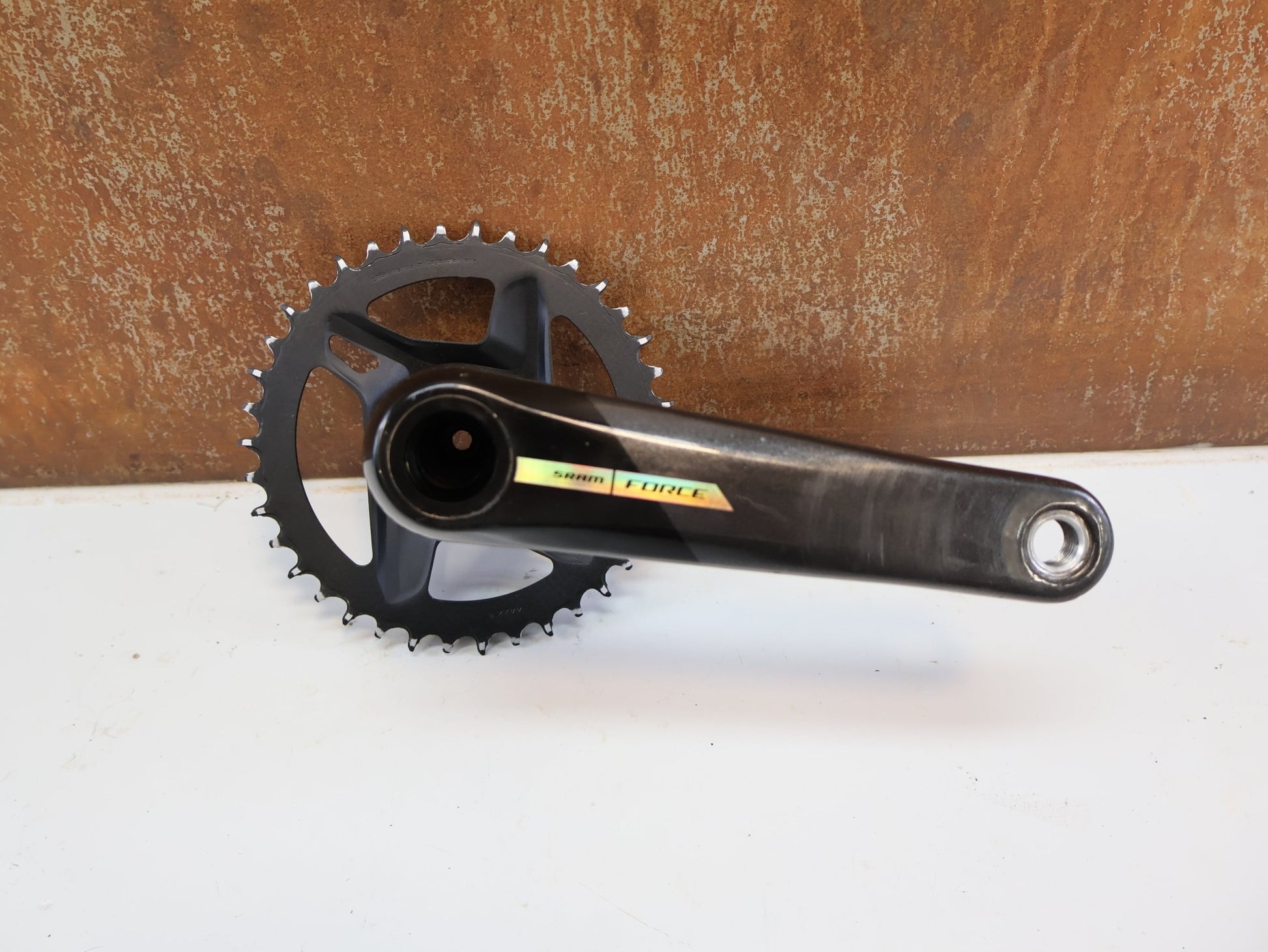Kurbel von Sram, SRAM FORCE AXS DUB WIDE KURBEL / MY 2024 / 172,5 MM / 38T / 593 G vor USEDBIKES-OB.DE Hintergrund