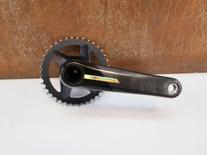 Kurbel von Sram, SRAM FORCE AXS DUB WIDE KURBEL / MY 2024 / 172,5 MM / 38T / 593 G vor USEDBIKES-OB.DE Hintergrund