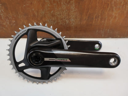 Kurbel von Sram, SRAM FORCE AXS DUB WIDE KURBEL / MY 2024 / 172,5 MM / 38T / 593 G vor USEDBIKES-OB.DE Hintergrund