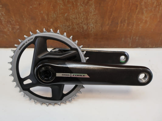 Kurbel von Sram, SRAM FORCE AXS DUB WIDE KURBEL / MY 2024 / 172,5 MM / 38T / 593 G vor USEDBIKES-OB.DE Hintergrund