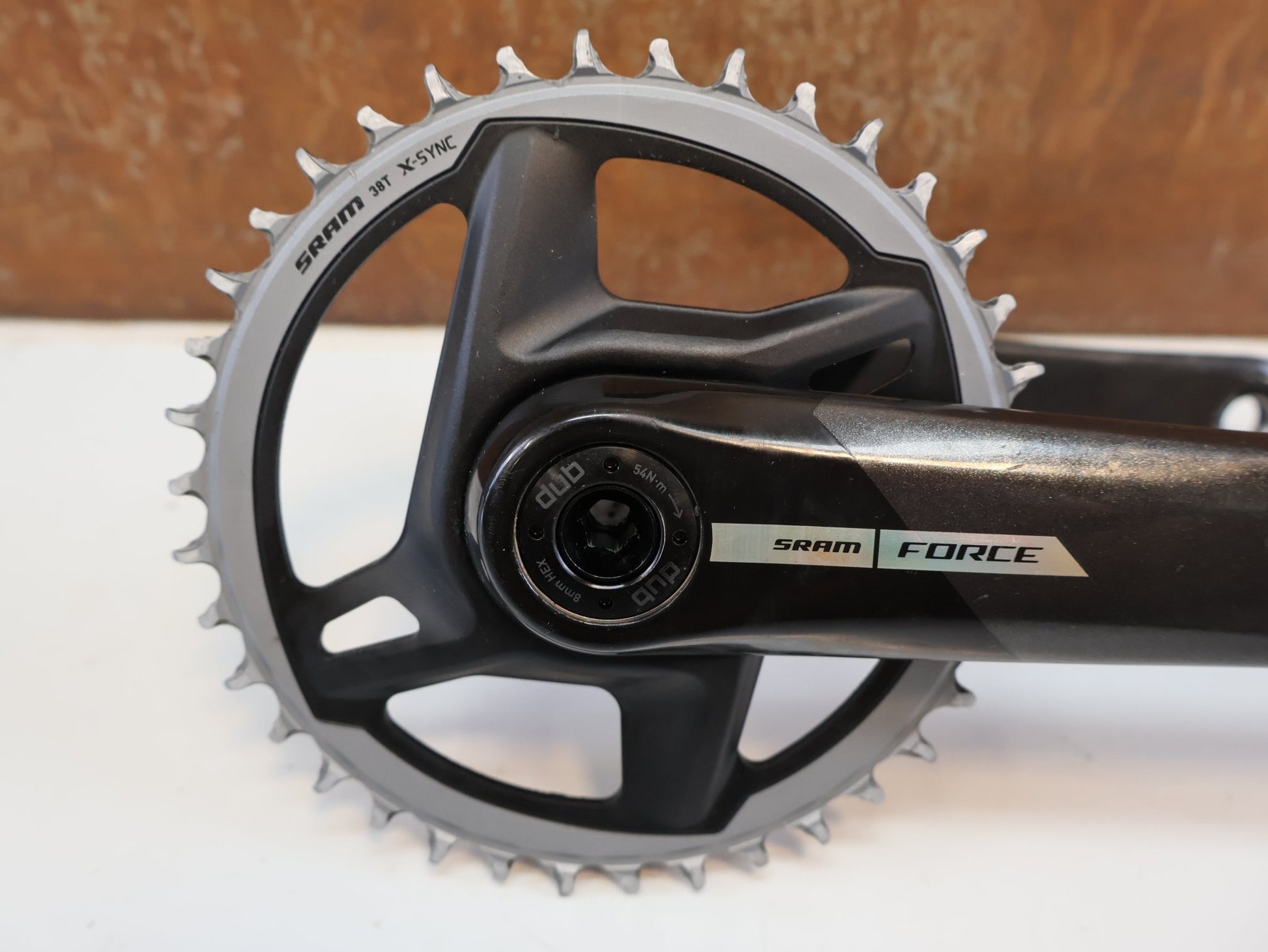 Kurbel von Sram, SRAM FORCE AXS DUB WIDE KURBEL / MY 2024 / 172,5 MM / 38T / 593 G vor USEDBIKES-OB.DE Hintergrund
