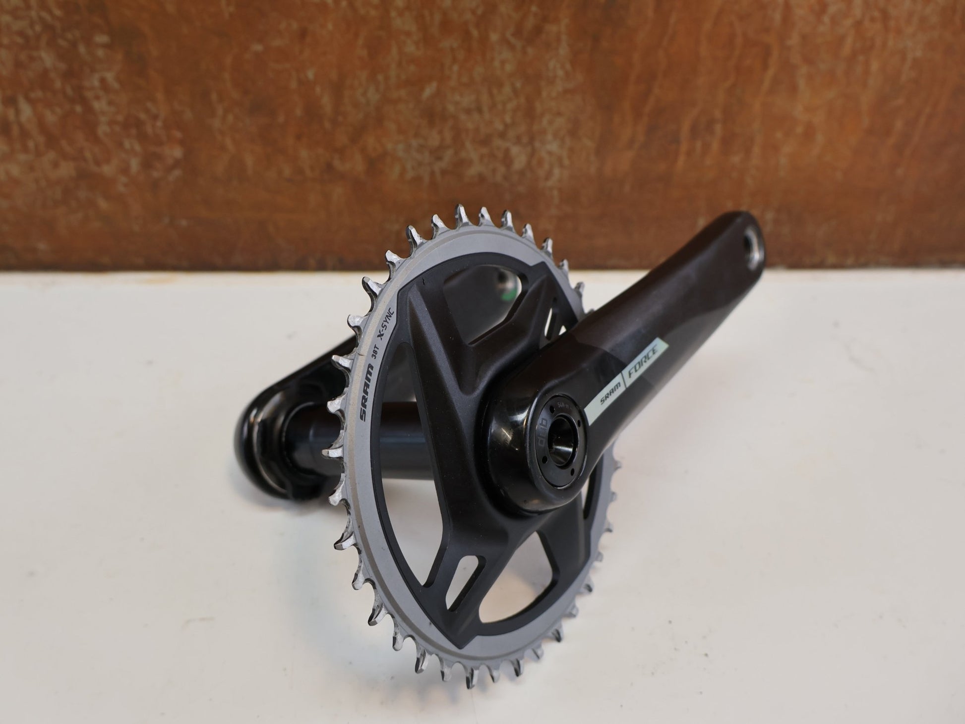 Kurbel von Sram, SRAM FORCE AXS DUB WIDE KURBEL / MY 2024 / 172,5 MM / 38T / 593 G vor USEDBIKES-OB.DE Hintergrund