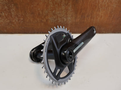 Kurbel von Sram, SRAM FORCE AXS DUB WIDE KURBEL / MY 2024 / 172,5 MM / 38T / 593 G vor USEDBIKES-OB.DE Hintergrund