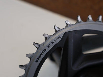 Kurbel von Sram, SRAM FORCE AXS DUB WIDE KURBEL / MY 2024 / 172,5 MM / 38T / 593 G vor USEDBIKES-OB.DE Hintergrund