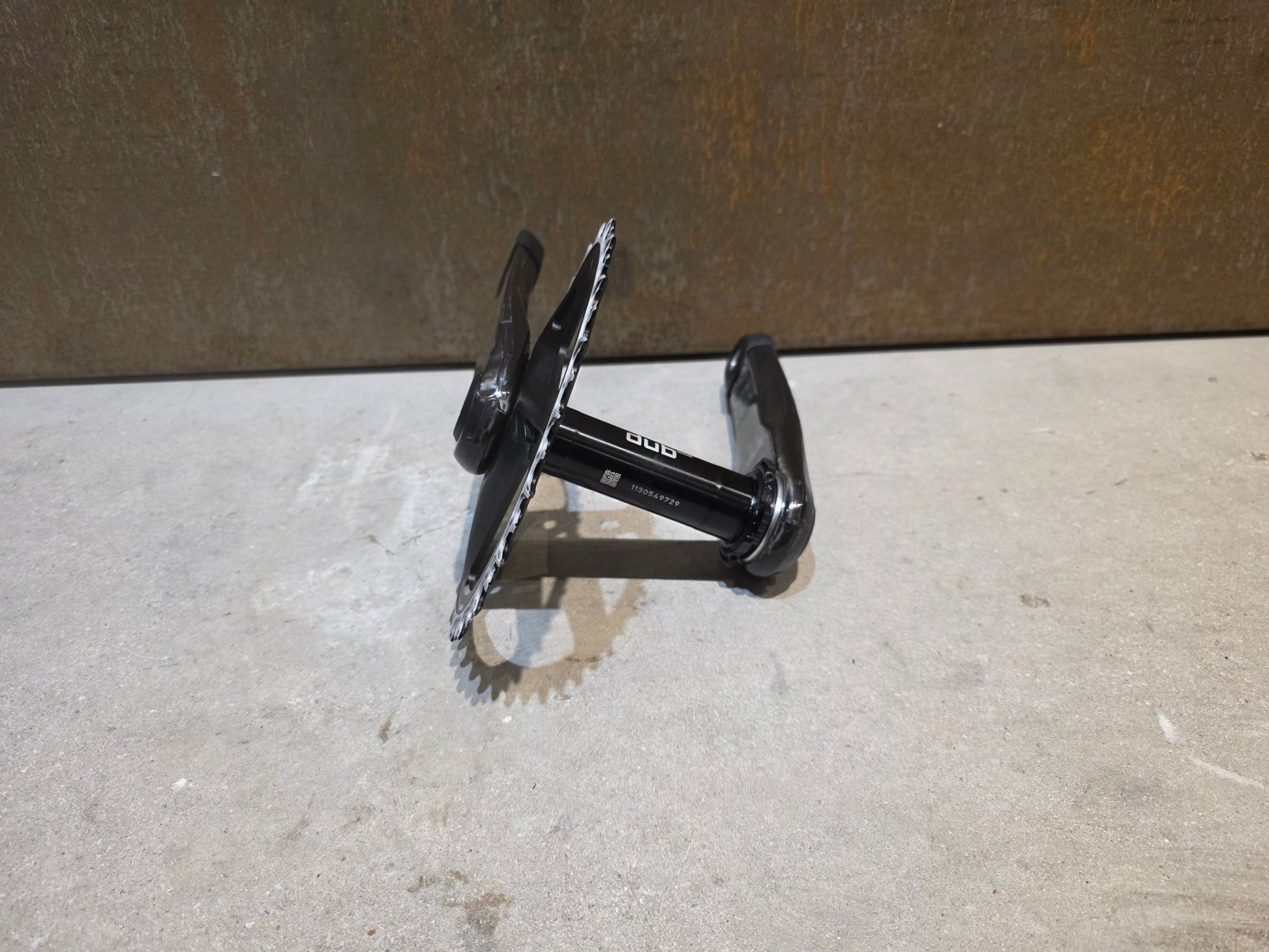 Kurbel von Sram, SRAM FORCE AXS E1 KURBEL WIDE DUB 8 - BOLT 42 ZÄHNE 165MM vor USEDBIKES - OB.DE Hintergrund