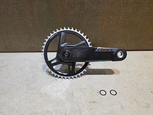 Kurbel von Sram, SRAM FORCE AXS E1 KURBEL WIDE DUB 8 - BOLT 42 ZÄHNE 165MM vor USEDBIKES - OB.DE Hintergrund