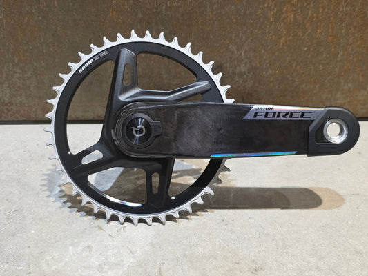 Kurbel von Sram, SRAM FORCE AXS E1 KURBEL WIDE DUB 8 - BOLT 42 ZÄHNE 165MM vor USEDBIKES - OB.DE Hintergrund
