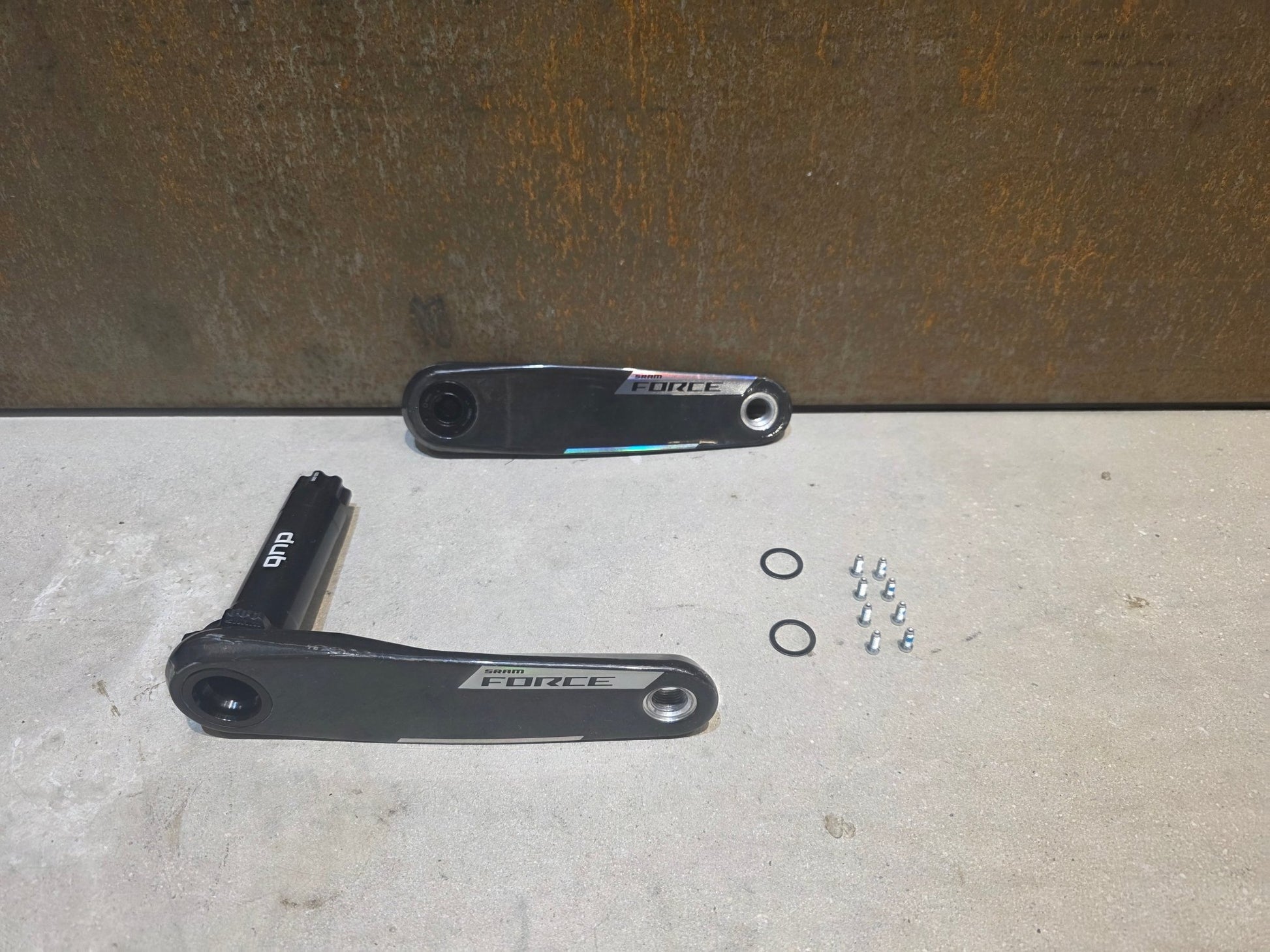 Kurbel von Sram, SRAM FORCE AXS E1 KURBELARME DUB 8 - BOLT 165MM vor USEDBIKES - OB.DE Hintergrund