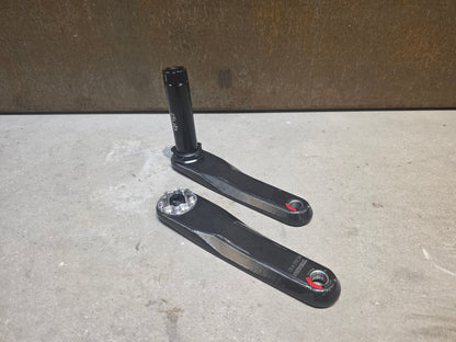Kurbel von Sram, SRAM FORCE AXS E1 KURBELARME DUB 8 - BOLT 165MM vor USEDBIKES - OB.DE Hintergrund