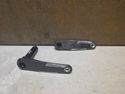 Kurbel von Sram, SRAM FORCE AXS E1 KURBELARME DUB 8 - BOLT 165MM vor USEDBIKES - OB.DE Hintergrund