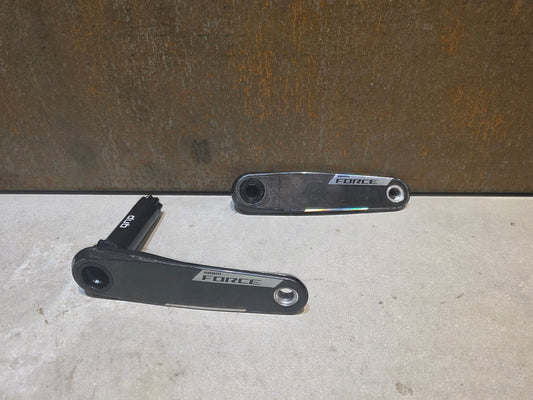 Kurbel von Sram, SRAM FORCE AXS E1 KURBELARME DUB 8 - BOLT 165MM vor USEDBIKES - OB.DE Hintergrund