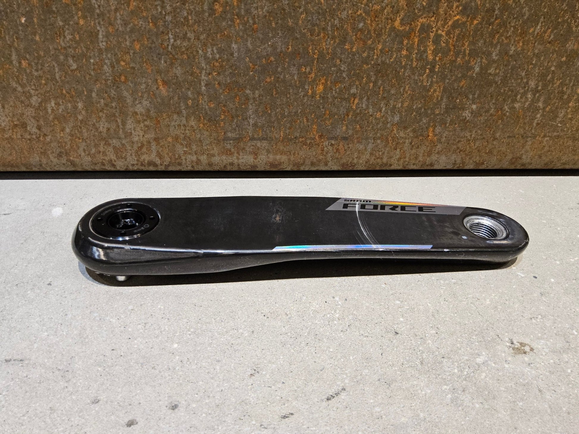 Kurbel von Sram, SRAM FORCE AXS E1 KURBELARME DUB 8 - BOLT 172.5MM vor USEDBIKES - OB.DE Hintergrund