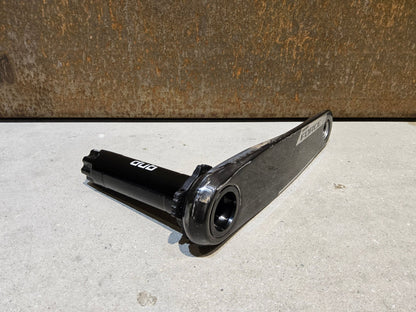 Kurbel von Sram, SRAM FORCE AXS E1 KURBELARME DUB 8 - BOLT 172.5MM vor USEDBIKES - OB.DE Hintergrund