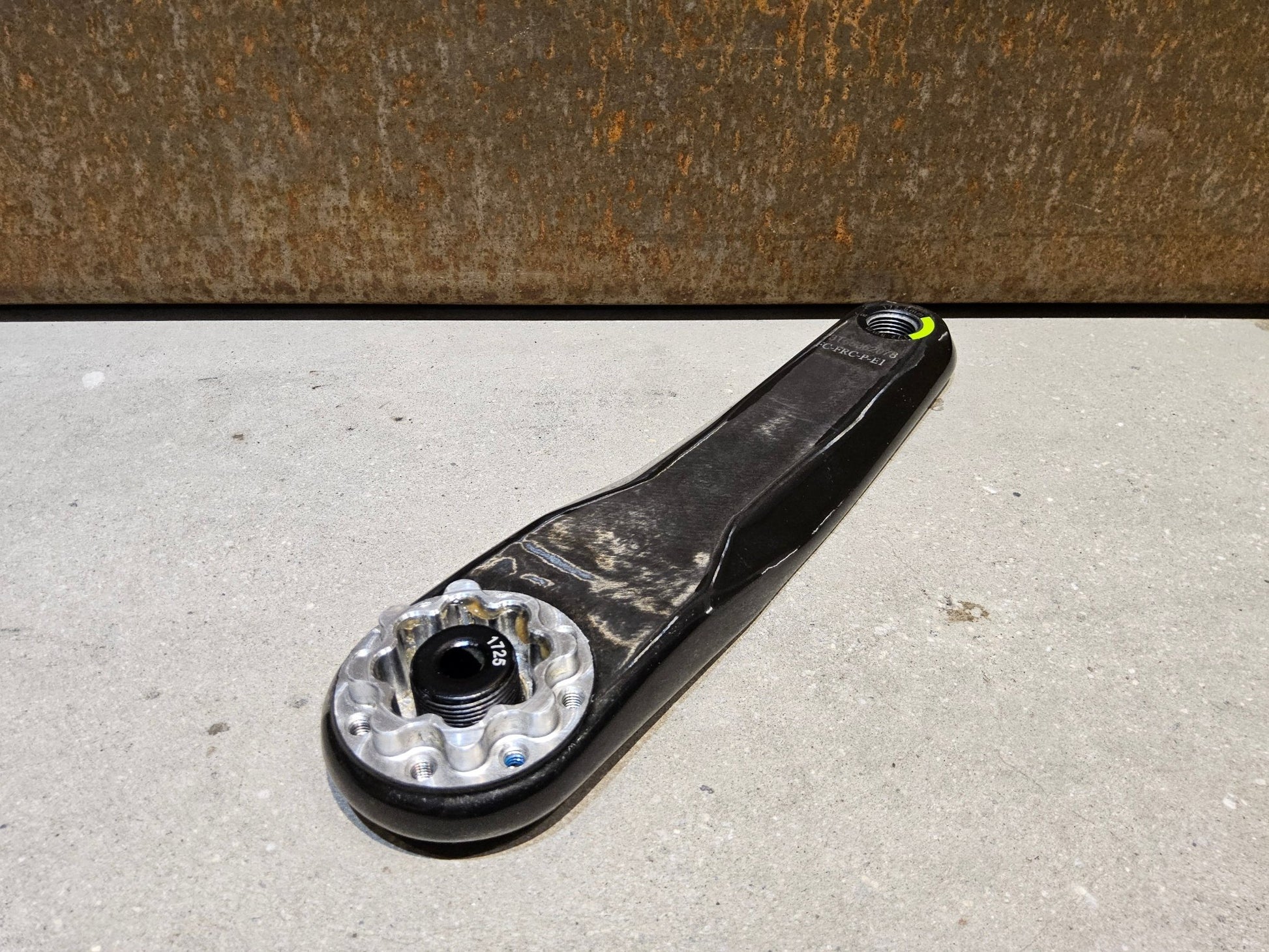 Kurbel von Sram, SRAM FORCE AXS E1 KURBELARME DUB 8 - BOLT 172.5MM vor USEDBIKES - OB.DE Hintergrund