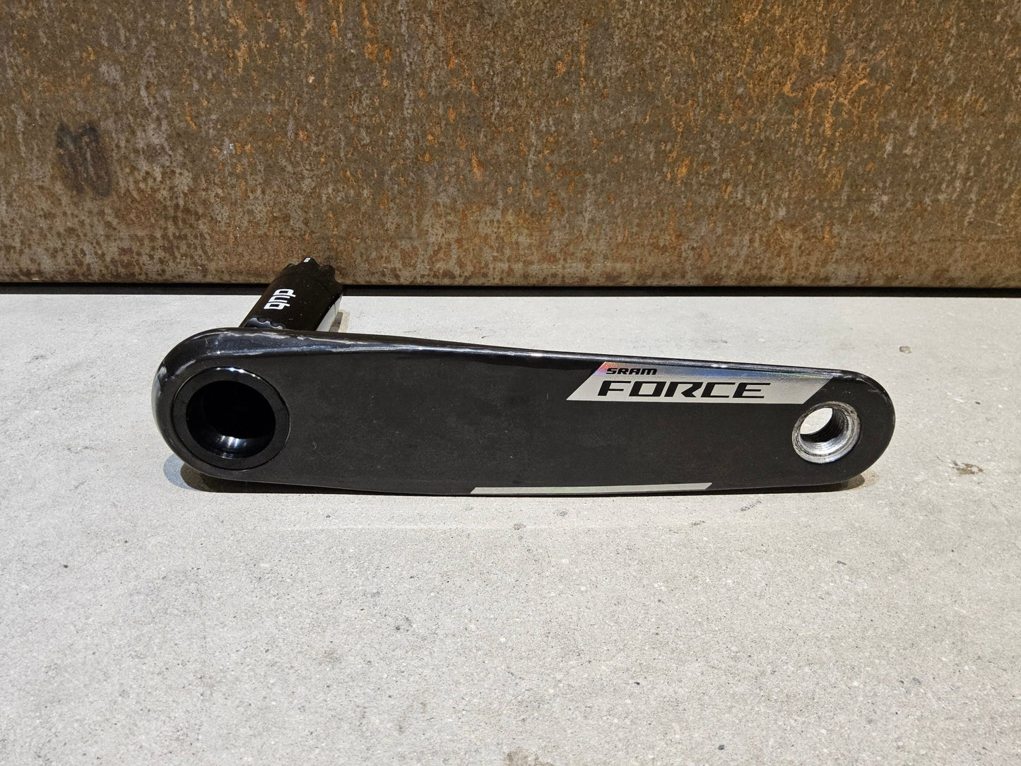 Kurbel von Sram, SRAM FORCE AXS E1 KURBELARME DUB 8 - BOLT 172.5MM vor USEDBIKES - OB.DE Hintergrund