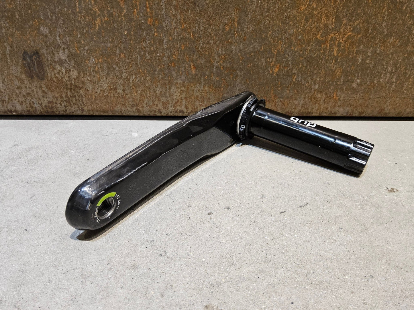 Kurbel von Sram, SRAM FORCE AXS E1 KURBELARME DUB 8 - BOLT 172.5MM vor USEDBIKES - OB.DE Hintergrund