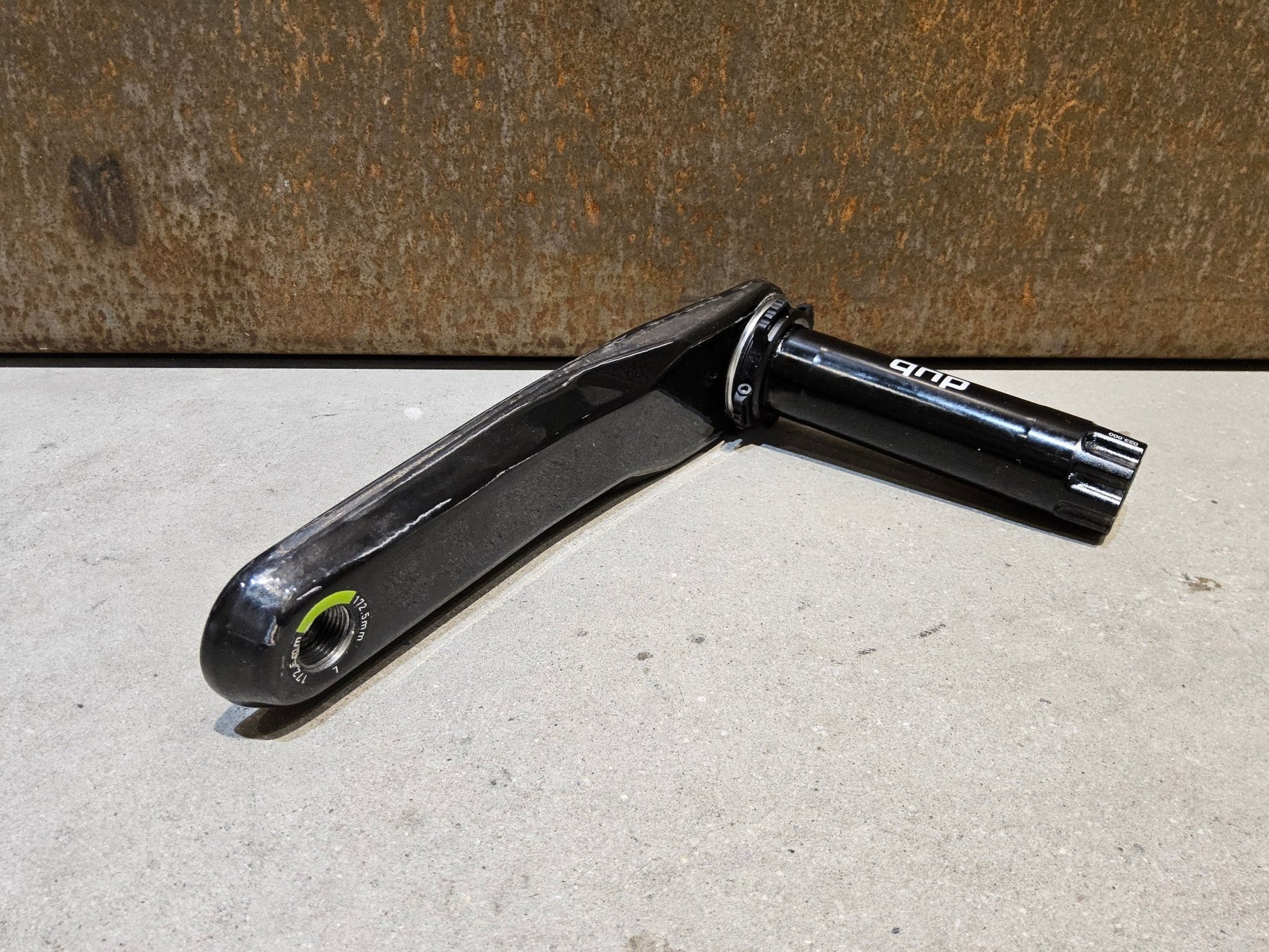 Kurbel von Sram, SRAM FORCE AXS E1 KURBELARME DUB 8 - BOLT 172.5MM vor USEDBIKES - OB.DE Hintergrund