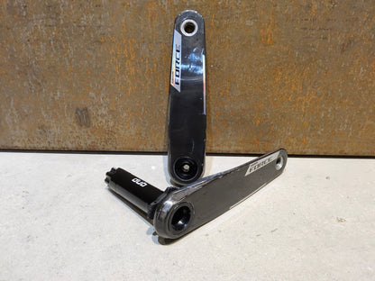 Kurbel von Sram, SRAM FORCE AXS E1 KURBELARME DUB 8 - BOLT 172.5MM vor USEDBIKES - OB.DE Hintergrund