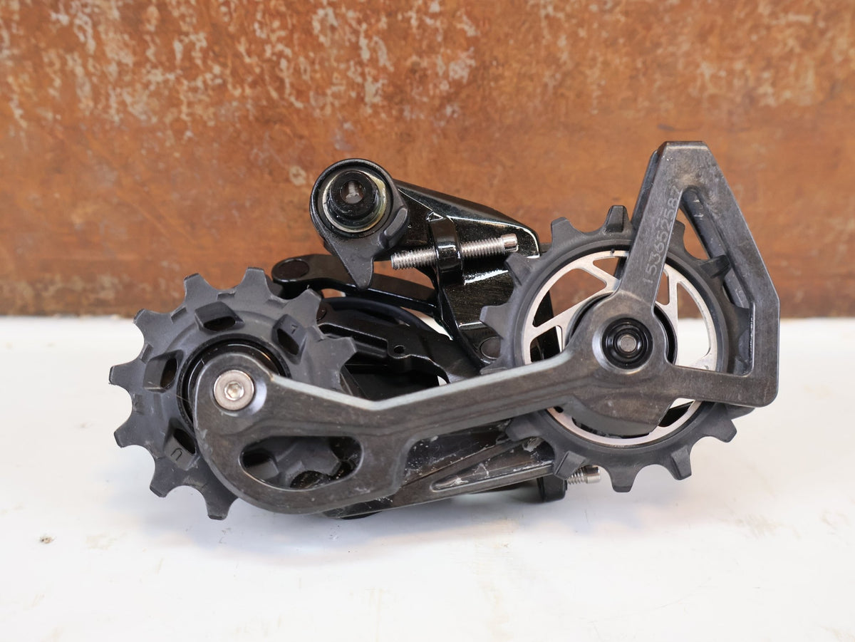Schaltungsteile von Sram, SRAM Force AXS E1 Schaltwerk 12-fach 36T Max Carbon vor USEDBIKES-OB.DE Hintergrund