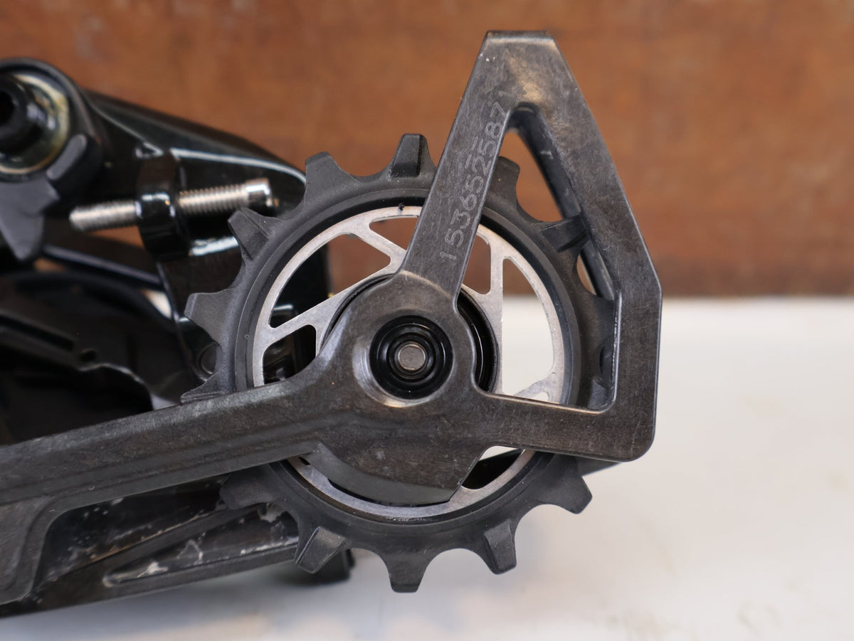 Schaltungsteile von Sram, SRAM Force AXS E1 Schaltwerk 12-fach 36T Max Carbon vor USEDBIKES-OB.DE Hintergrund