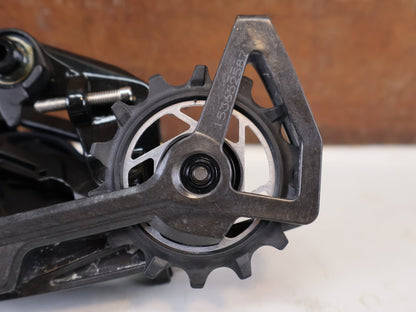 Schaltungsteile von Sram, SRAM Force AXS E1 Schaltwerk 12-fach 36T Max Carbon vor USEDBIKES-OB.DE Hintergrund