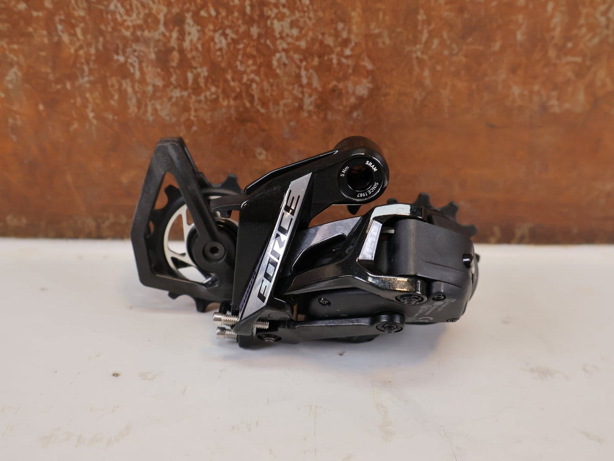 Schaltungsteile von Sram, SRAM Force AXS E1 Schaltwerk 12-fach 36T Max Carbon vor USEDBIKES-OB.DE Hintergrund