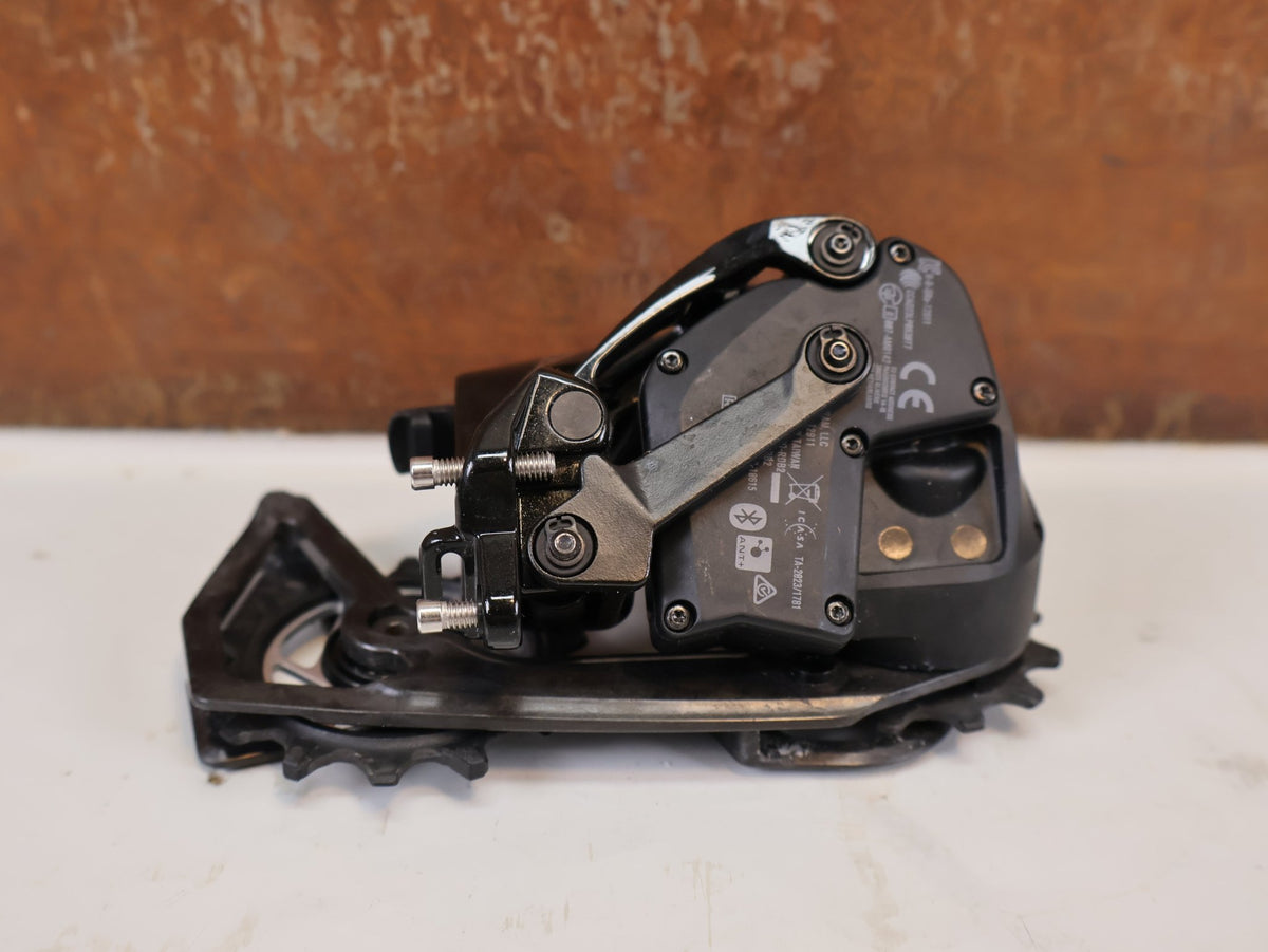 Schaltungsteile von Sram, SRAM Force AXS E1 Schaltwerk 12-fach 36T Max Carbon vor USEDBIKES-OB.DE Hintergrund