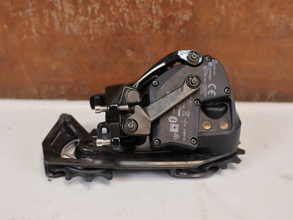 Schaltungsteile von Sram, SRAM Force AXS E1 Schaltwerk 12-fach 36T Max Carbon vor USEDBIKES-OB.DE Hintergrund