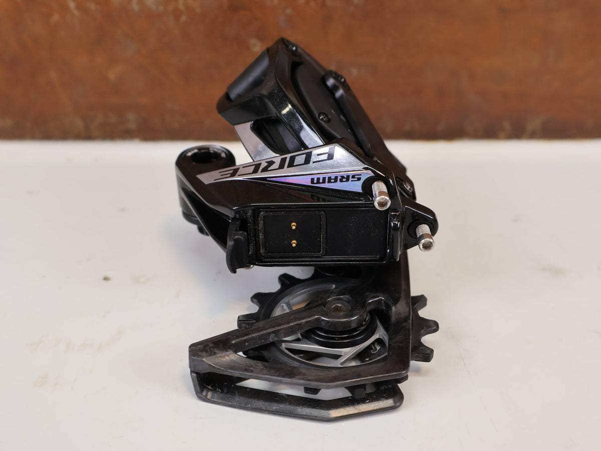 Schaltungsteile von Sram, SRAM Force AXS E1 Schaltwerk 12-fach 36T Max Carbon vor USEDBIKES-OB.DE Hintergrund